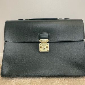 Louis Vuitton Emerald Green Moskva Attaché
Taiga Leather Briefcase